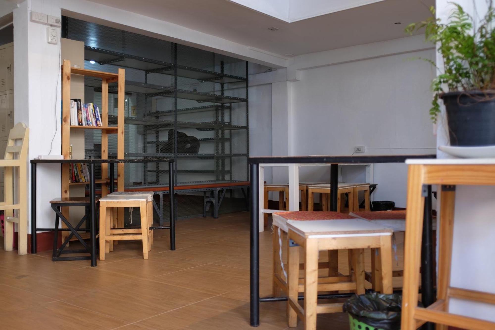 Ploy Hostel Bangkok Esterno foto