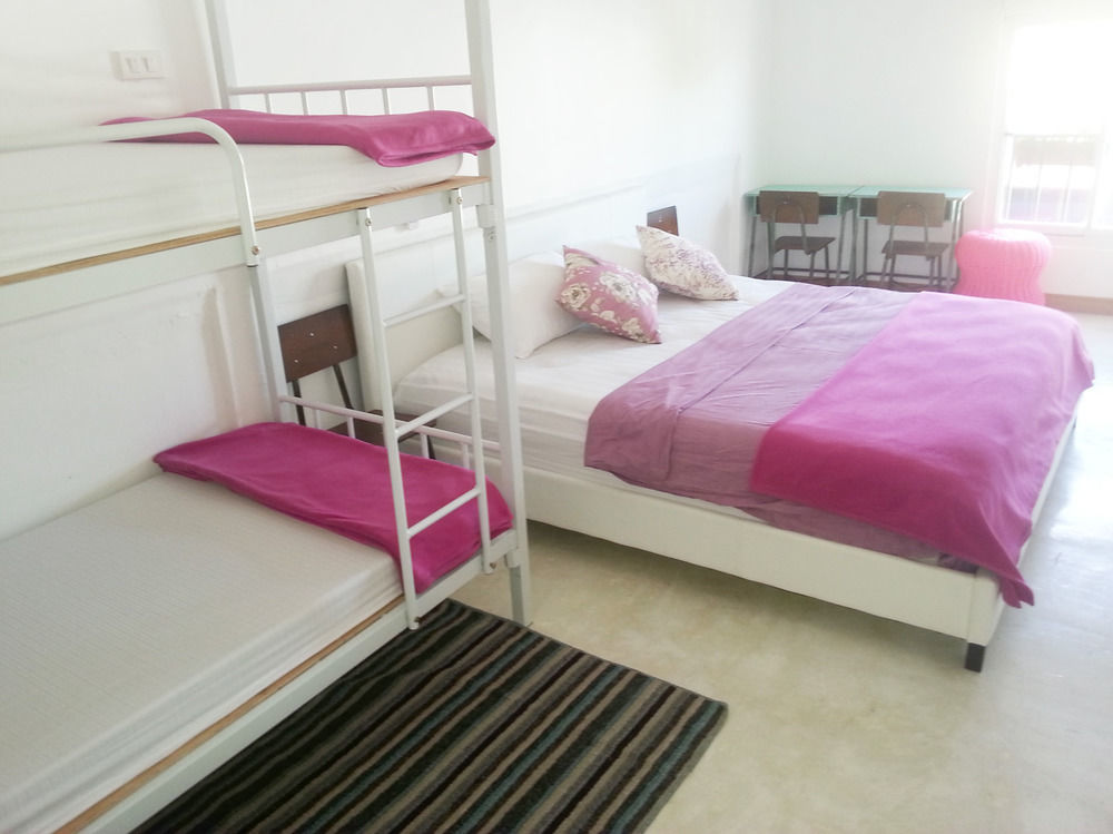 Ploy Hostel Bangkok Esterno foto