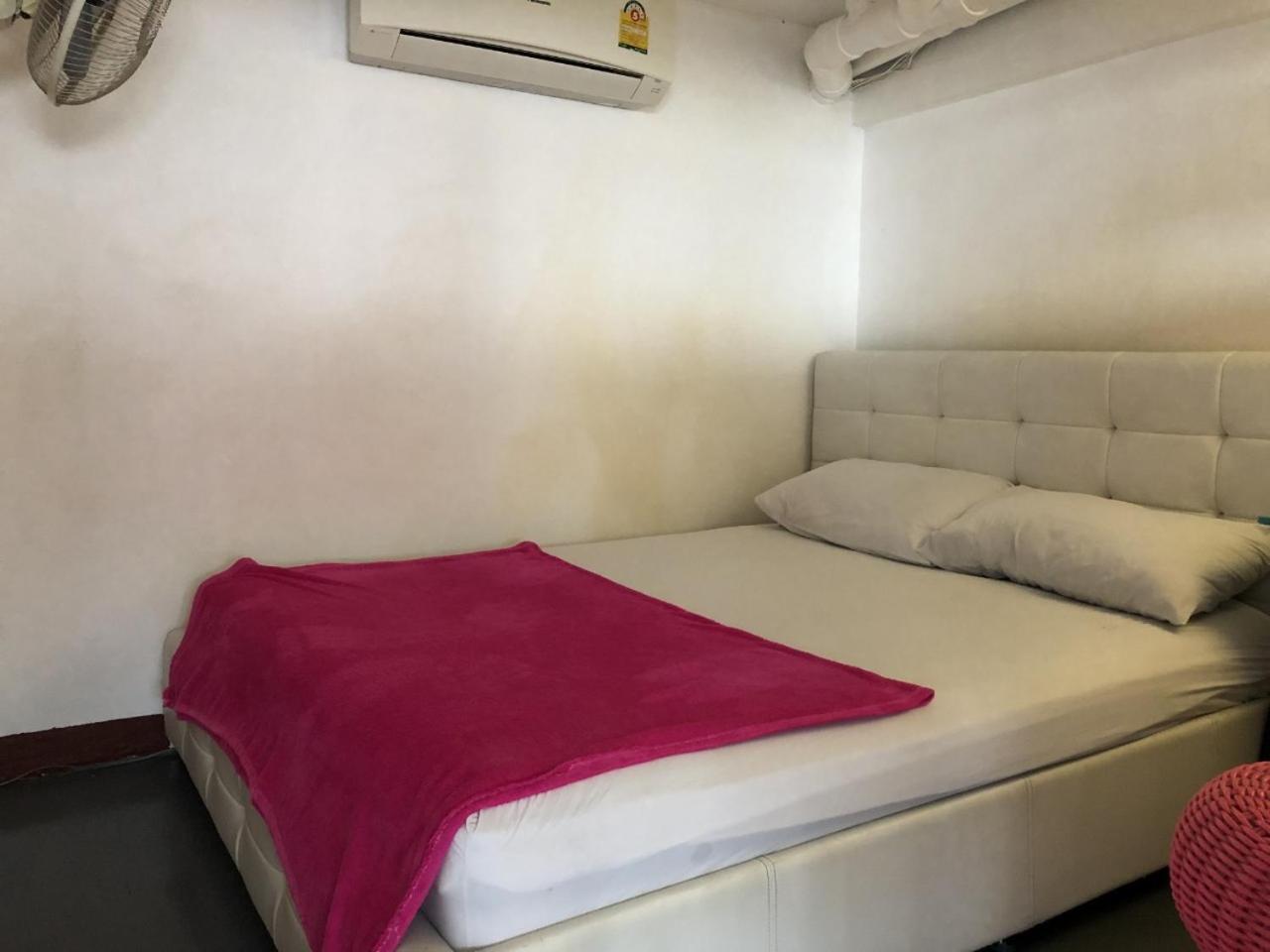 Ploy Hostel Bangkok Esterno foto