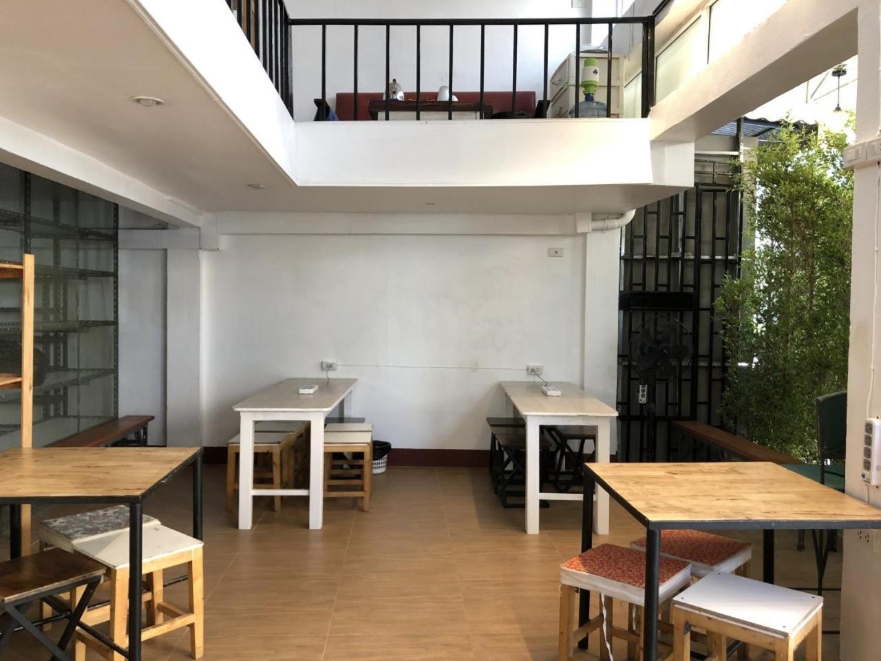 Ploy Hostel Bangkok Esterno foto