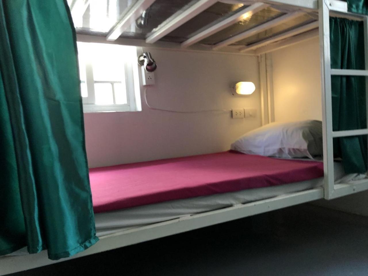 Ploy Hostel Bangkok Esterno foto