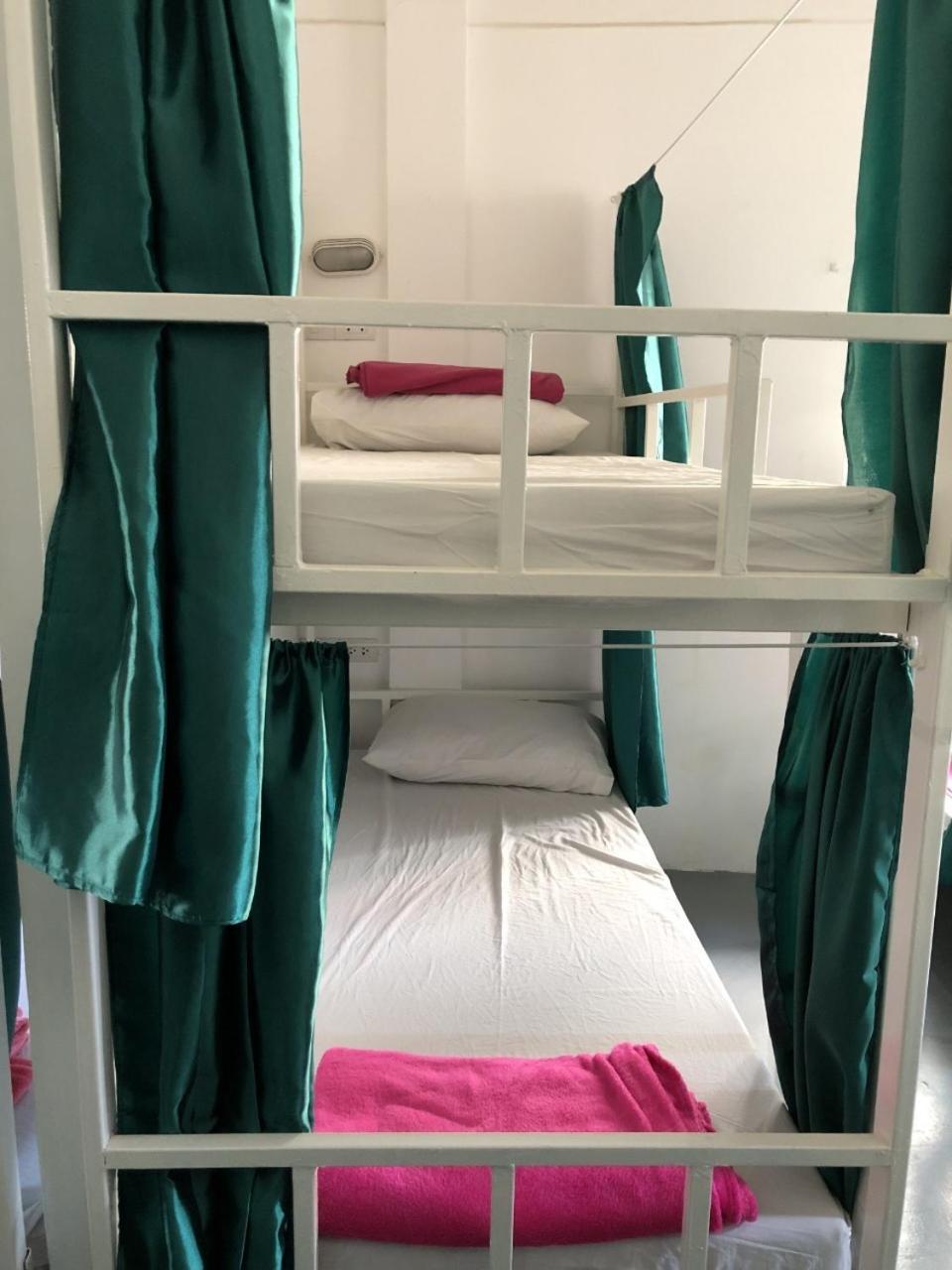 Ploy Hostel Bangkok Esterno foto