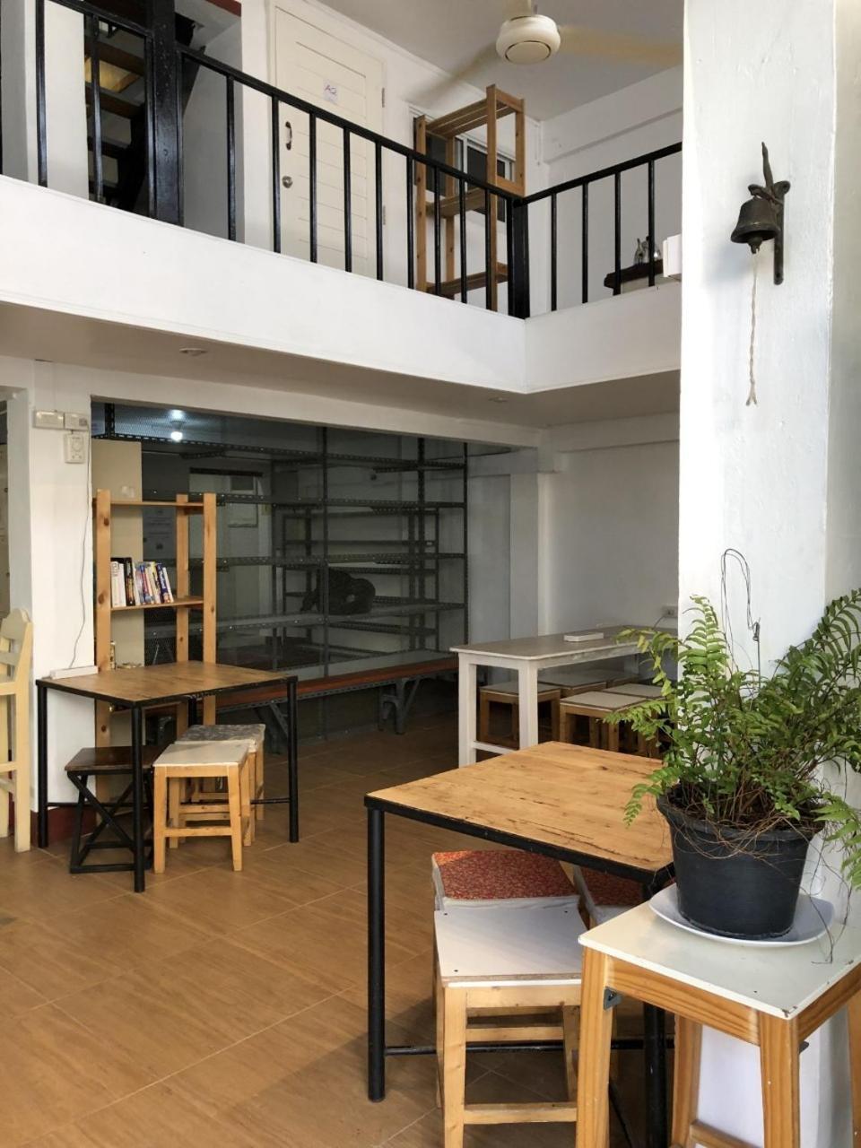 Ploy Hostel Bangkok Esterno foto